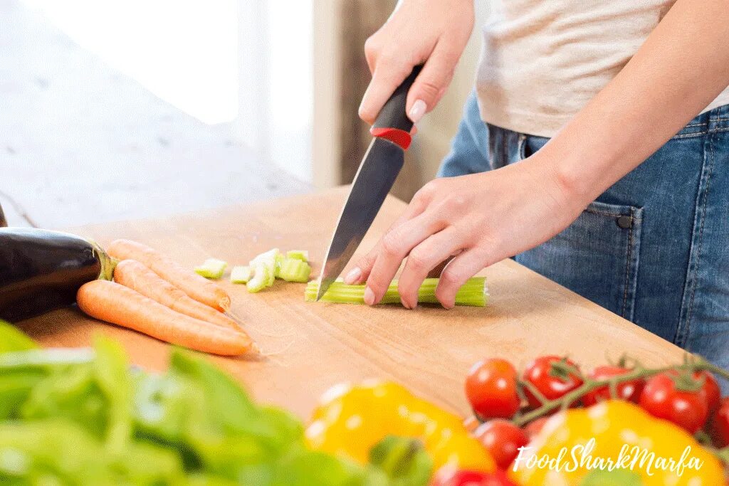 Cutting vegetables. Девушка нарезает овощи. Нож для резки баклажанов. Готовка овощей. Овощи "кухня".