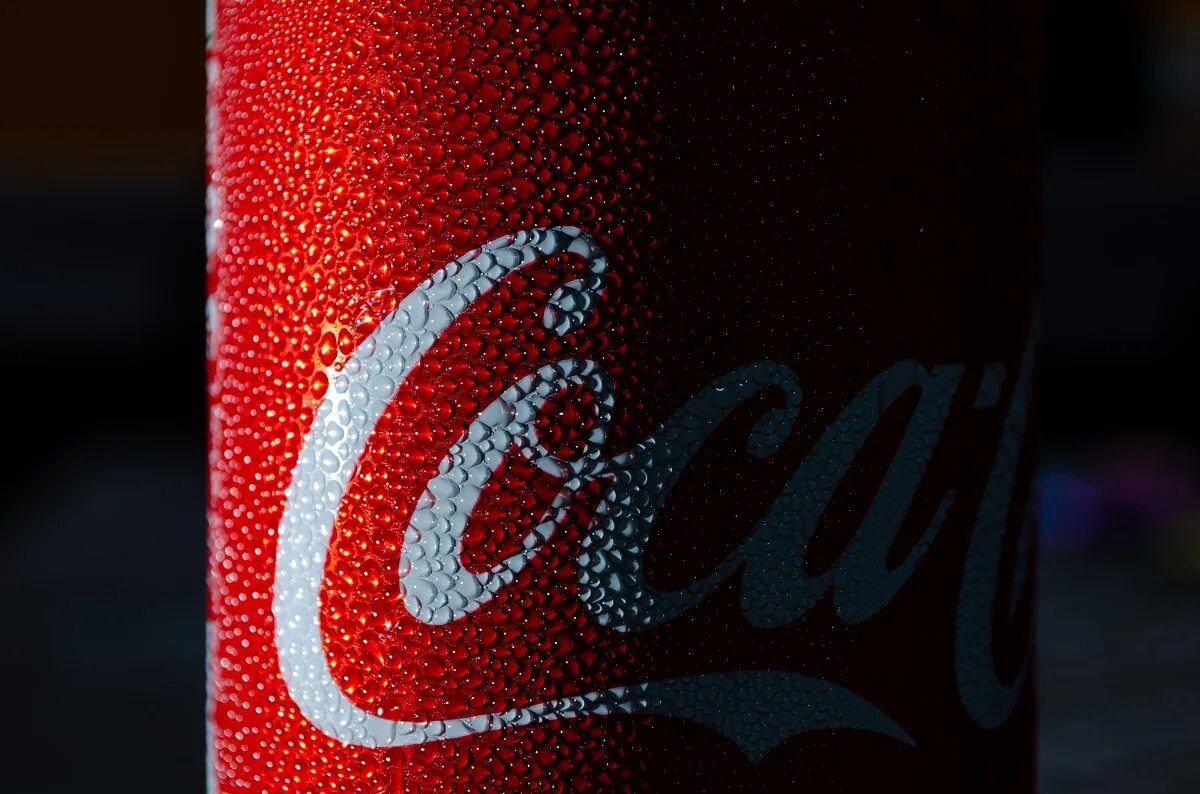 Обои coca cola. Coca Cola Франция. Газировка «Coca-Cola» (1887 г). Кока кола текстура. Обои Кока кола.
