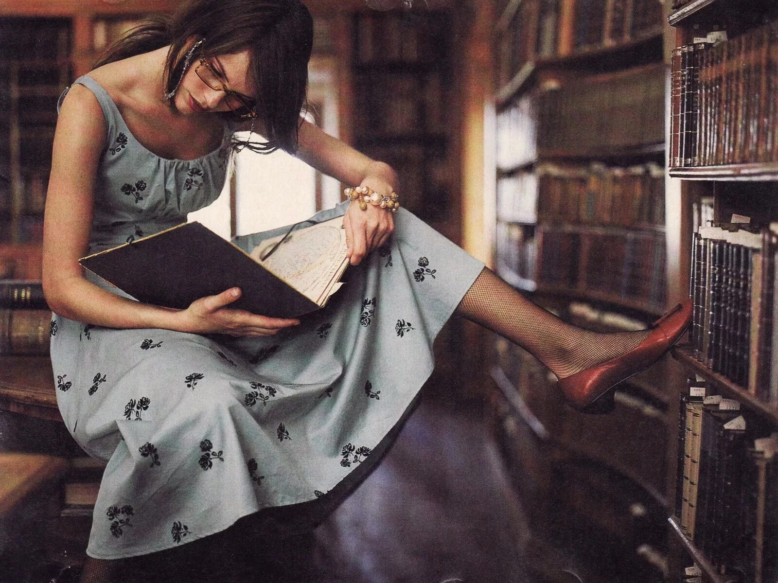 She reads magazines. Женщина с книгой. Чтение книг. Девушка читает. Женщина читает книгу.
