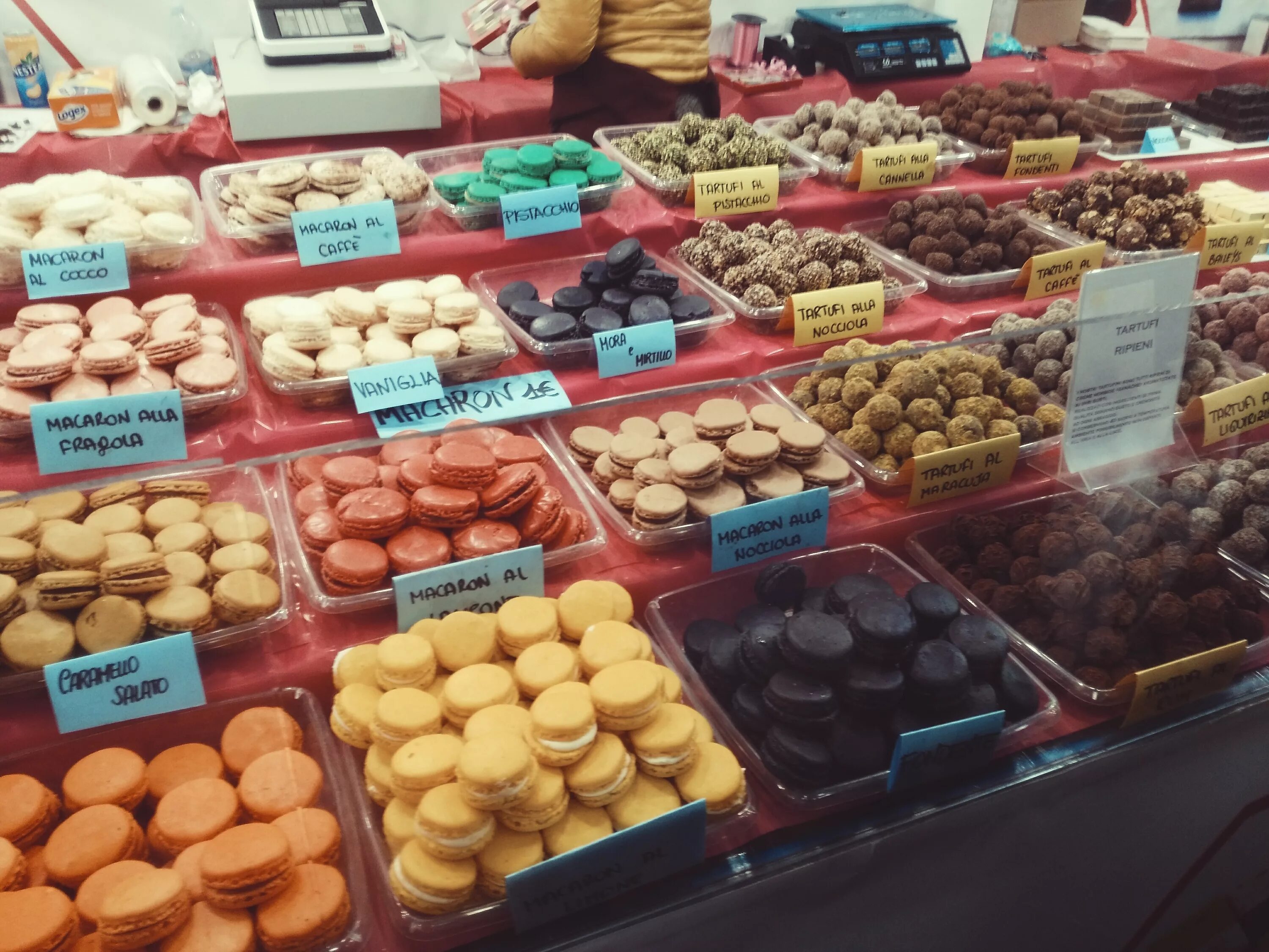 Ассортимент сладостей. Магазин сладостей. Рынок сладостей. Печенье ассортимент. Вкусняшки в магазине.