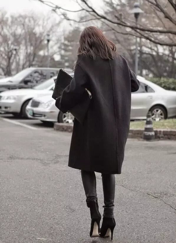 Пальто домино. Девушка в черном пальто. Женщина в пальто со спины. Девушка в длинном пальто. Брюнетка в пальто со спины.