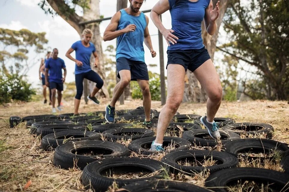 Человек в лабиринте. Парень с рюкзаком. Человек проходит 5. Толпа людей на работе. Прогулки на свежем воздухе.
