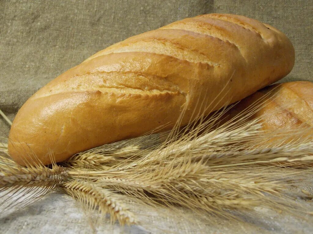 Е пшеничный. Ботон. Батон нарезной. Батон хлеба. Хлебный батон.