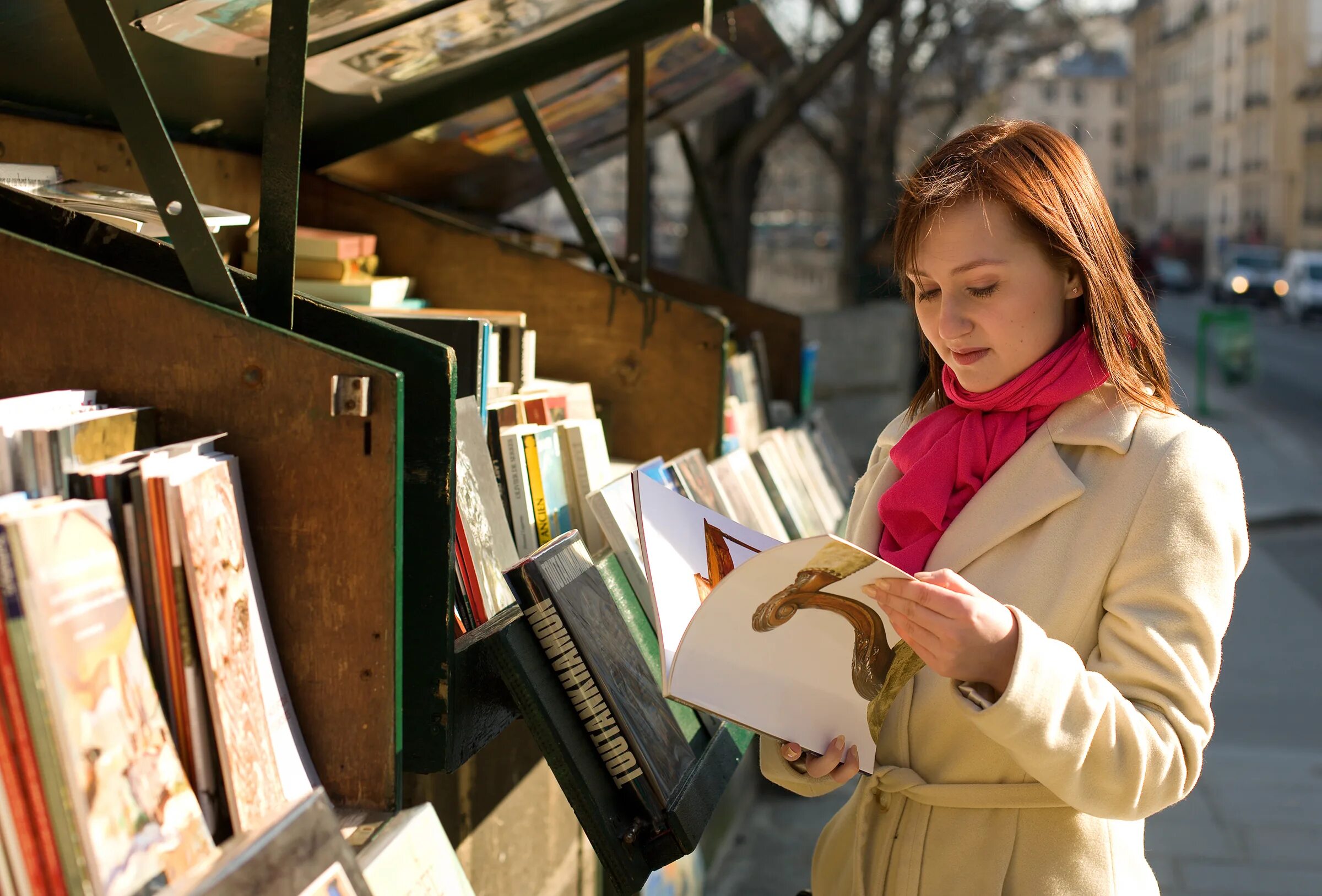 Продавец книг. Продавщица книжного. девушка продавщица книг. расстроенный продавец книг. продавца книга фотошоп.