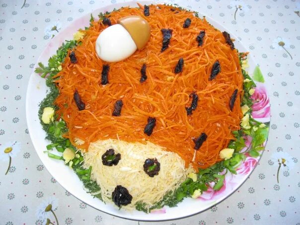 Салат ежик с корейской морковкой и курицей. Салат ежик. салат осенний ежик. украшение салата ежик. салат ёжик на новый год.