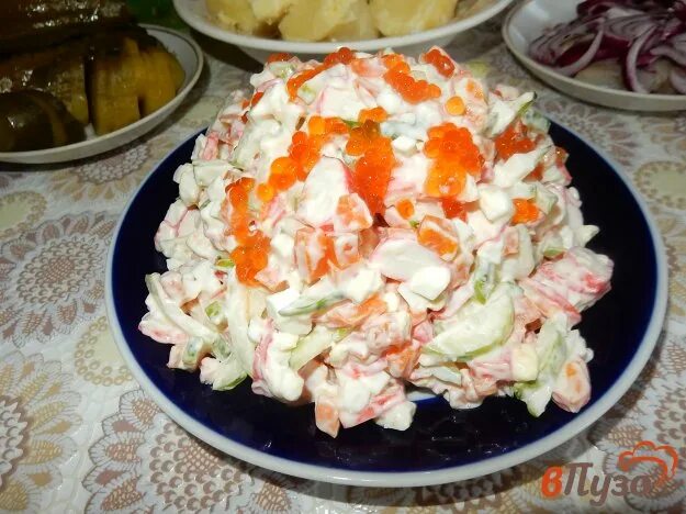 Легкий салатик крабовые палочки 100гр, перец болгарский 1шт, листья салата, яйца