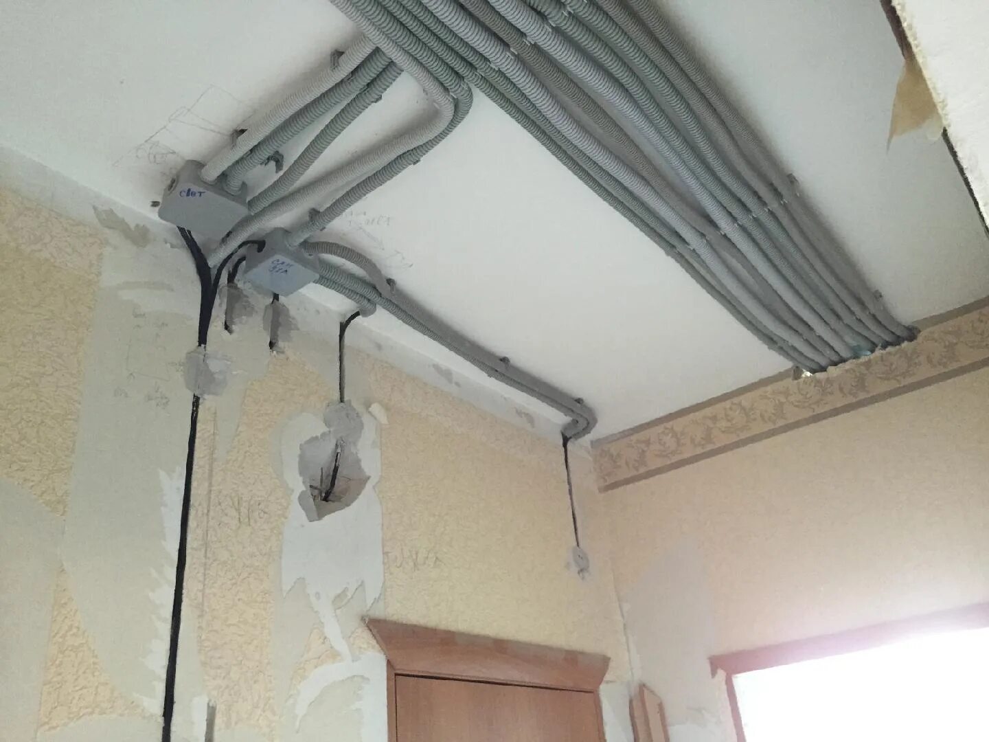 Крепёж кабеля к потолку без гофры. Крепление кабеля в гофре. Крепеж для проводов к потолку без гофры. Прокладка кабеля по потолку.