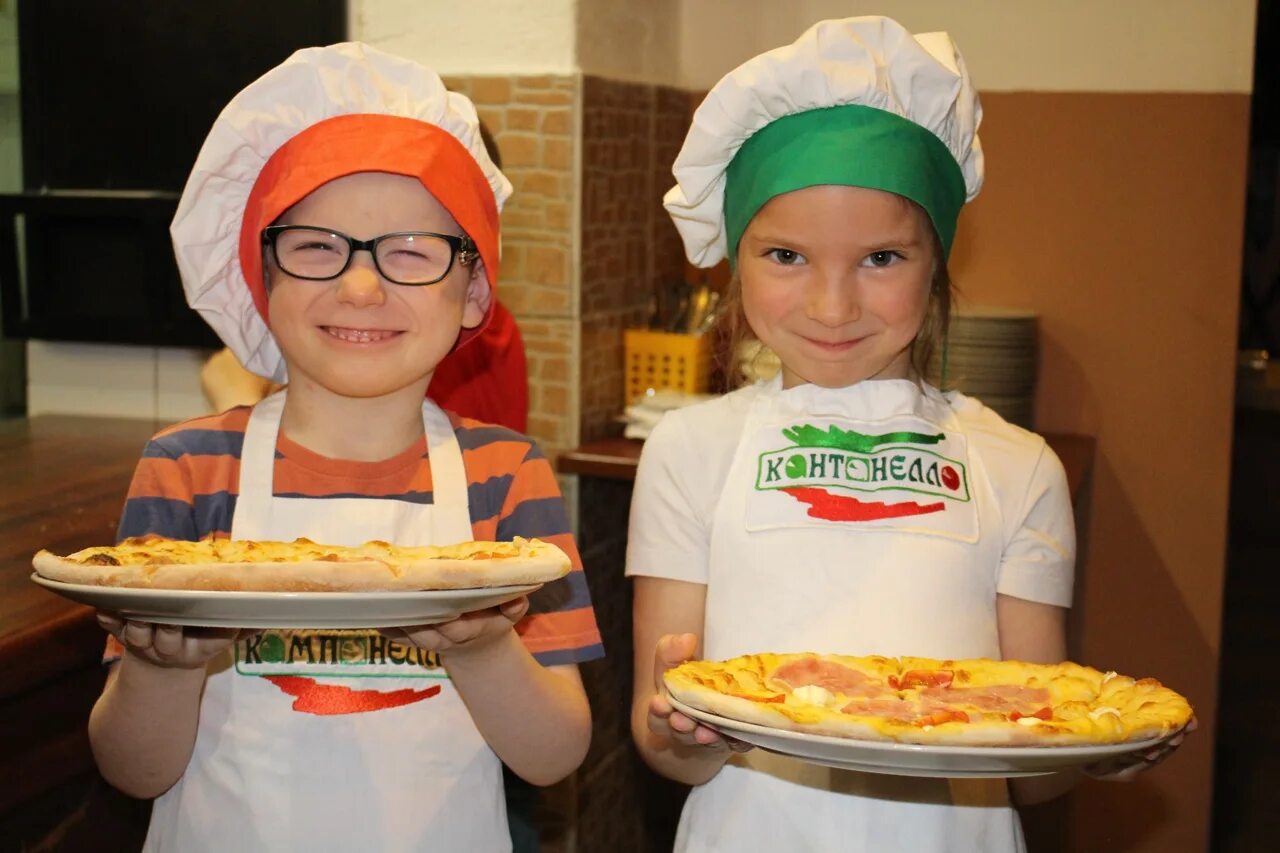 Кулинарный мастер класс пицца. Мастер класс в пиццерии для детей. Кулинарный мастер класс для детей. Пиццерия для детей. Мастер класс по кулинарии для детей.