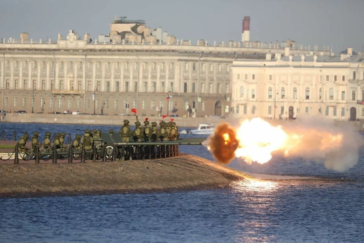 5 мая спб. Пушки Петропавловской крепости в Санкт-Петербурге. Салют пушки Петропавловской крепости. Михайловская Военная Артиллерийская Академия. Пушки Петропавловской крепости 9 мая СПБ.