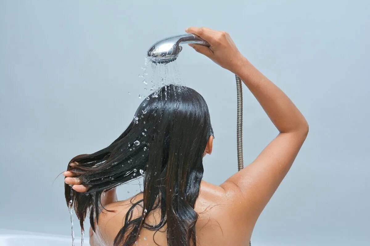 Можно мыть голову раз в неделю. Мокрые волосы. Девушка моет голову. Фотосессия с мокрыми волосами. Шампунь для волос.