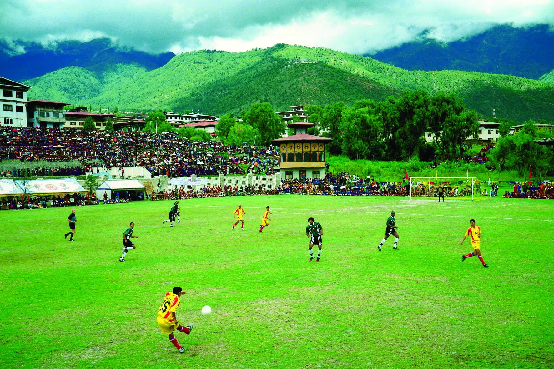 Бутан футбол премьер. Чанглимитанг стадион Тхимпху. Сборная бутана по футболу. Футбол бутан. Бутан сборная футбол.