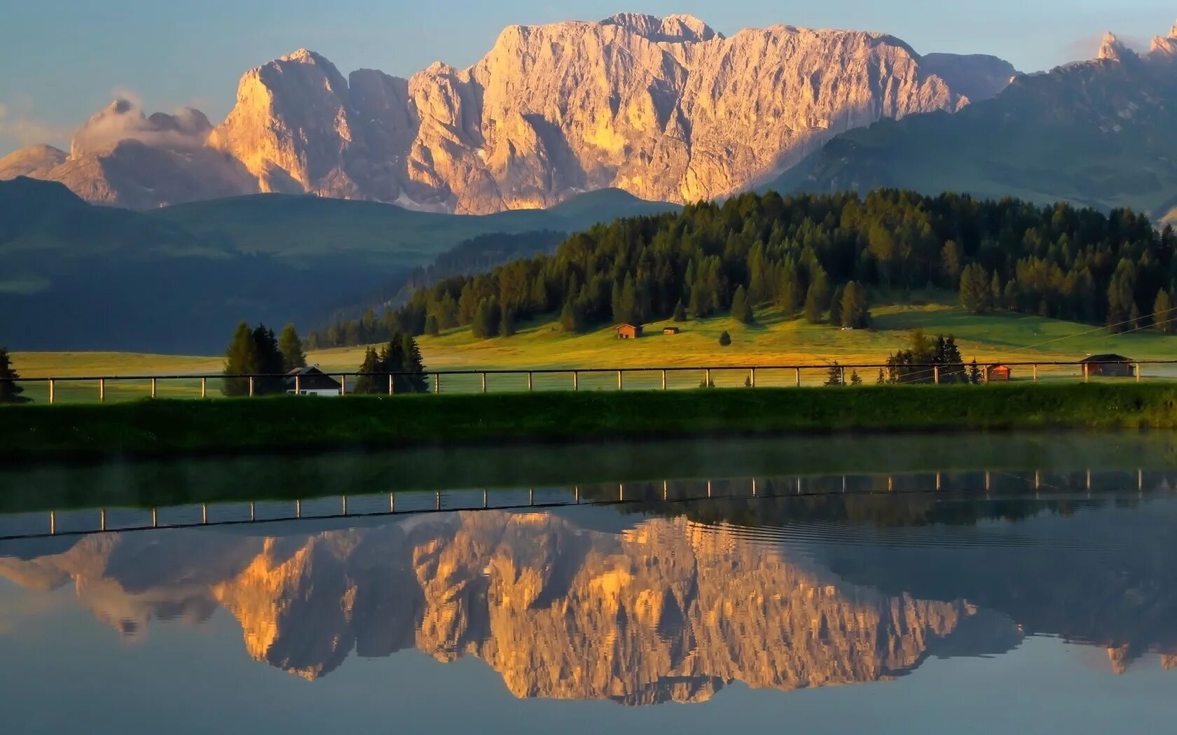Форест лейкс. Река енисей. Водоем на фоне гор. Горы водоем. Пруд на горе.
