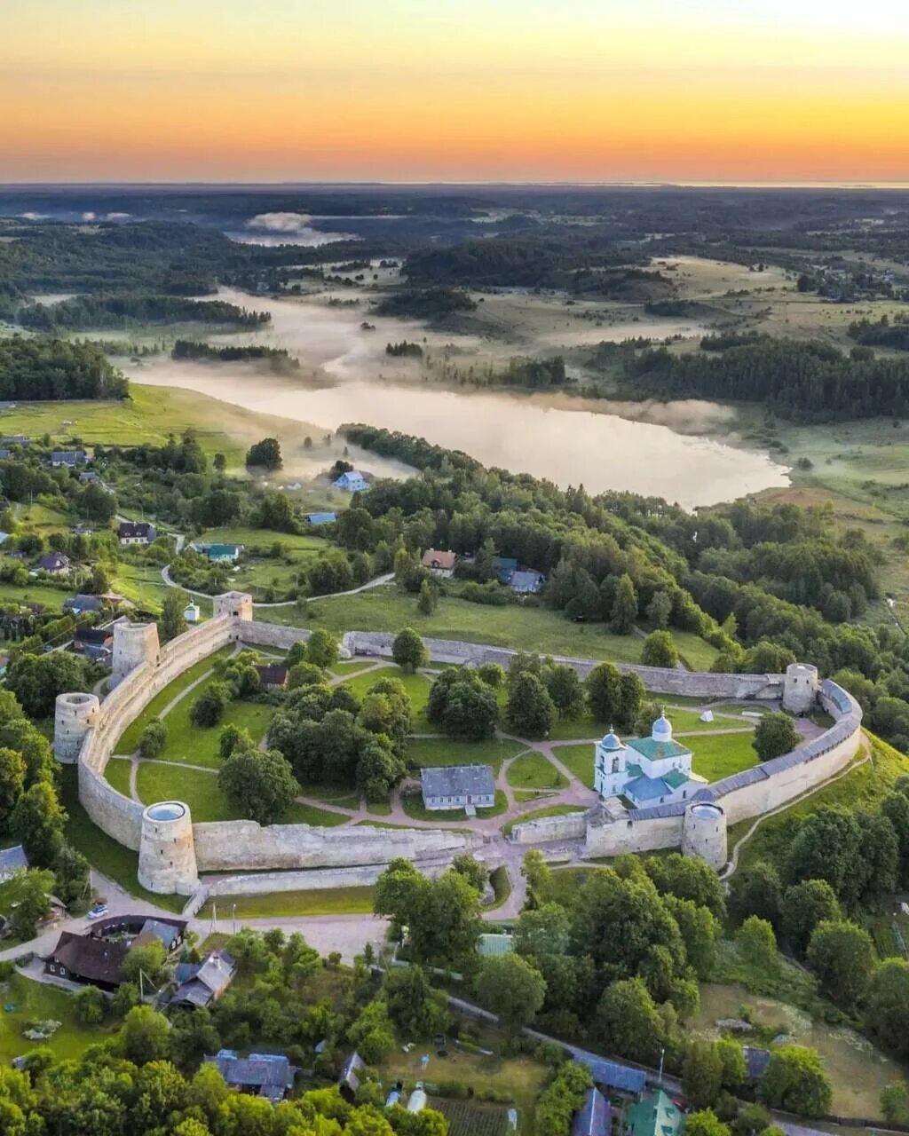 Крепость Изборск в Пскове. Изборск Кремль. Каменная крепость Изборск. Псков Изборск Печоры. Погода изборск псковской области