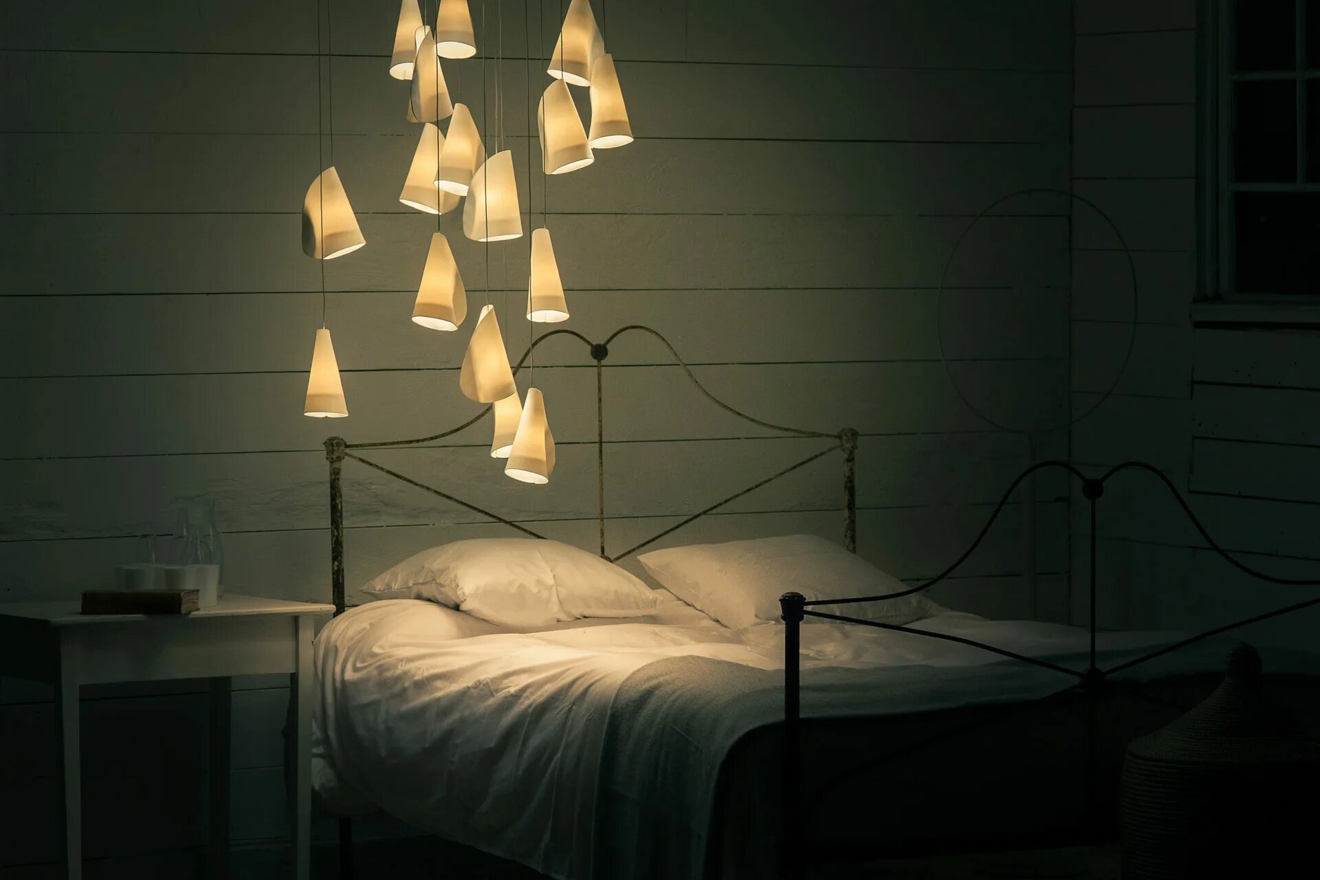 Est lighting. Светильник ночник в спальню. Торшер в спальню. Необычные светильники. Необычные светильники в интерьере.