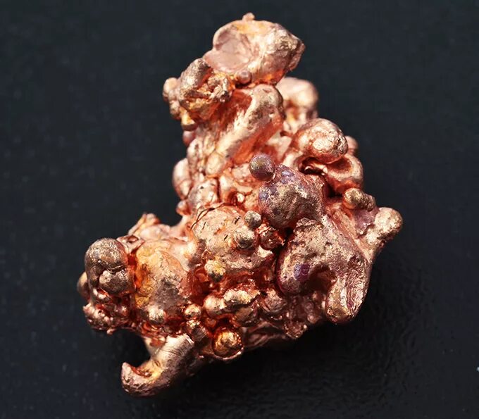 медный элемент. мышьяковистая медь. самородок меди. купрум химический элемент. самородок меди.