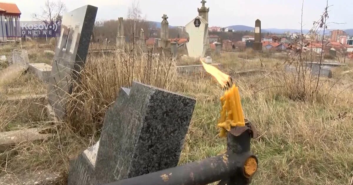 Разрушенная могила. Кладбище. Могилы в Сербии. Кладбище в Сербии.