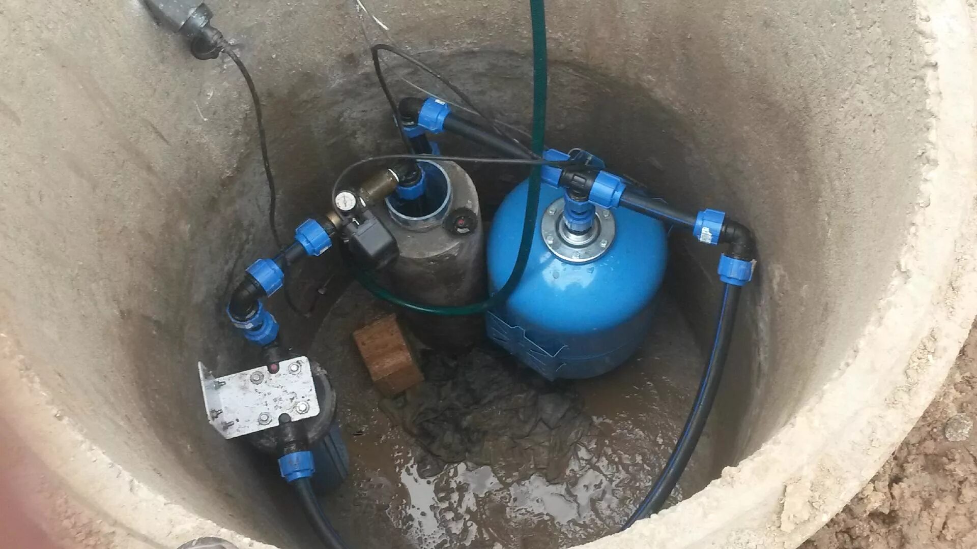 демонтаж обсадной трубы. насосная станция для скважины 20 метров. насос погружной gardena "6000/5 comfort", автоматический. глубинный насос для скважины 20 метров с двойной разводкой. малогабаритное бурение скважин на воду.