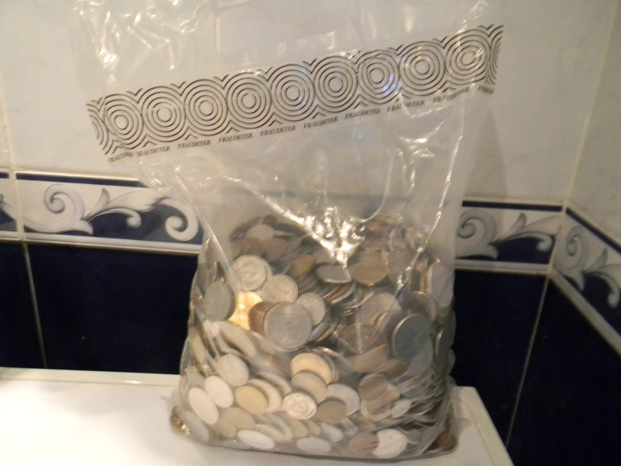 Купить монеты на вес. Английский мешок с монетами экзотика 1.5 кг. Мешок монет 10000 рублей. Монеты иностранные на вес 10 килограмм.