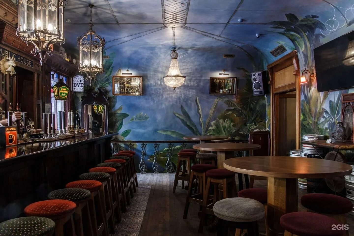 Black pub. Блэк свон паб москва. бар блэк свон на китай городе. black swan бар в москве. блэк свон паб солянка.