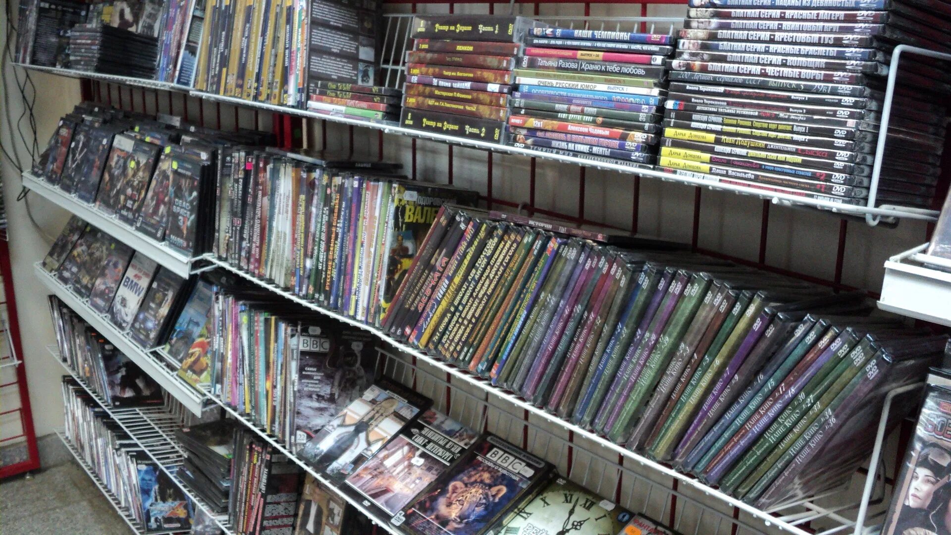 Диски rimzona. Магазин дисков. Disk shop. Двд диски магазин. Магазин dvd дисков.