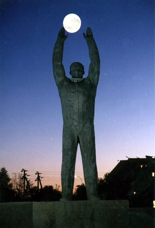 байконур памятник гагарину. гагарин памятник байконур. город байконур памятник гагарину. статуя гагарина на байконуре. памятник гагарину байконур.