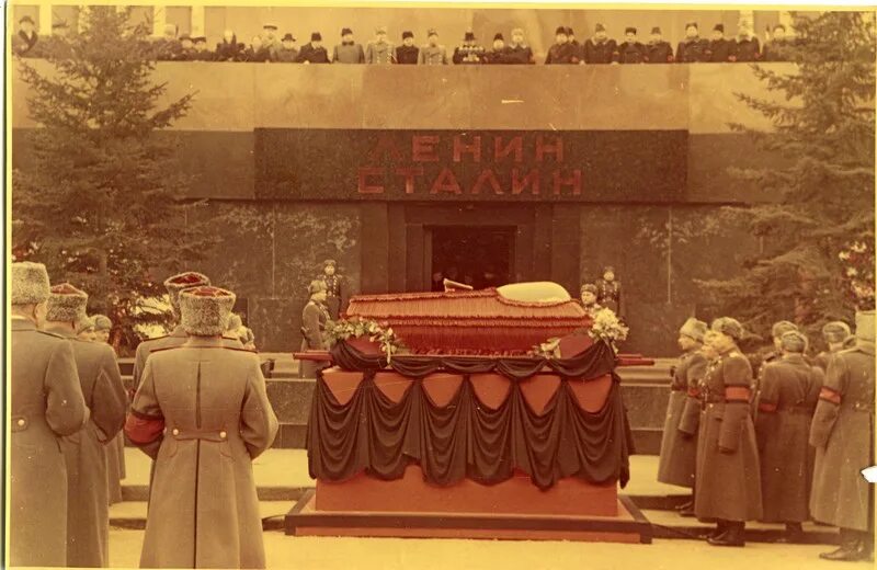 Сталин прощание. Похороны Сталина 1953. Захоронения Сталина 1953. Сталин похороны.
