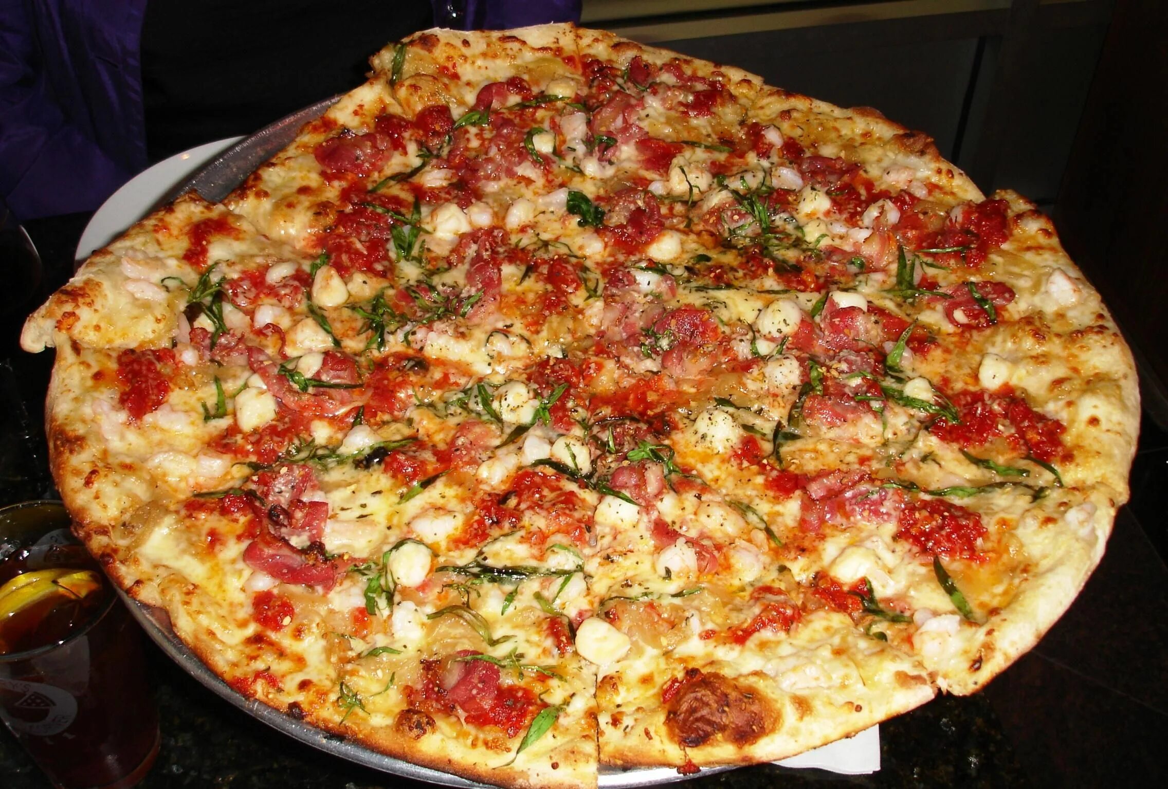 Домашняя пицца без колбасы. Пицца Дьяволо. Пицца Фра Дьяволо. Италия пицца и паста. Итальянская Фра дьявола пицца.