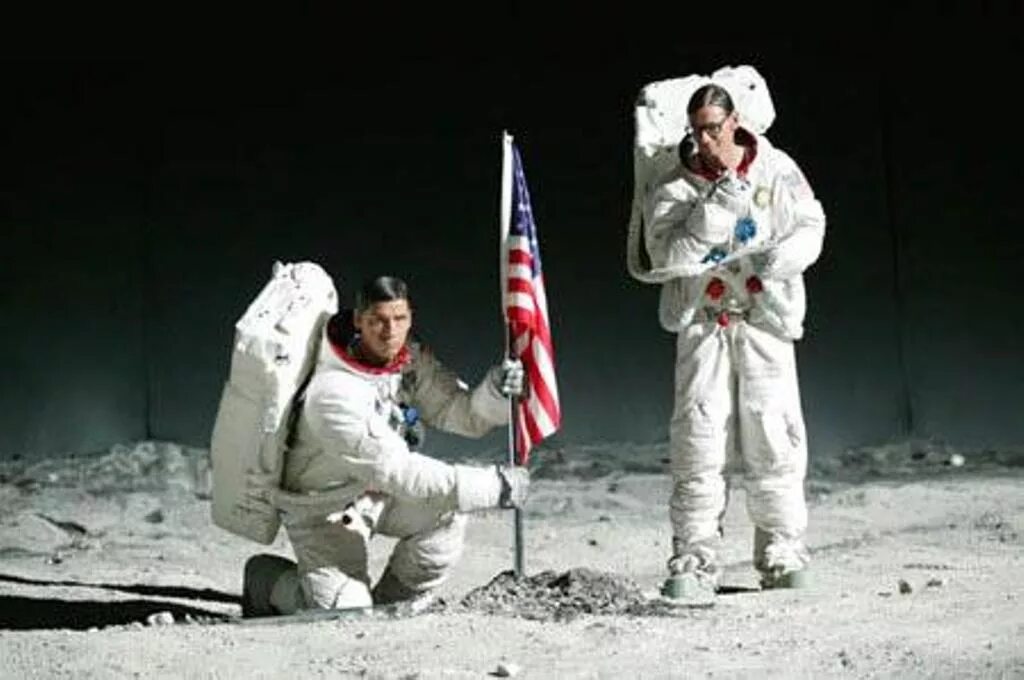 Лунная афера НАСА. Армстронг и Олдрин. Флаг США на Луне. Американские космонавты на Луне.