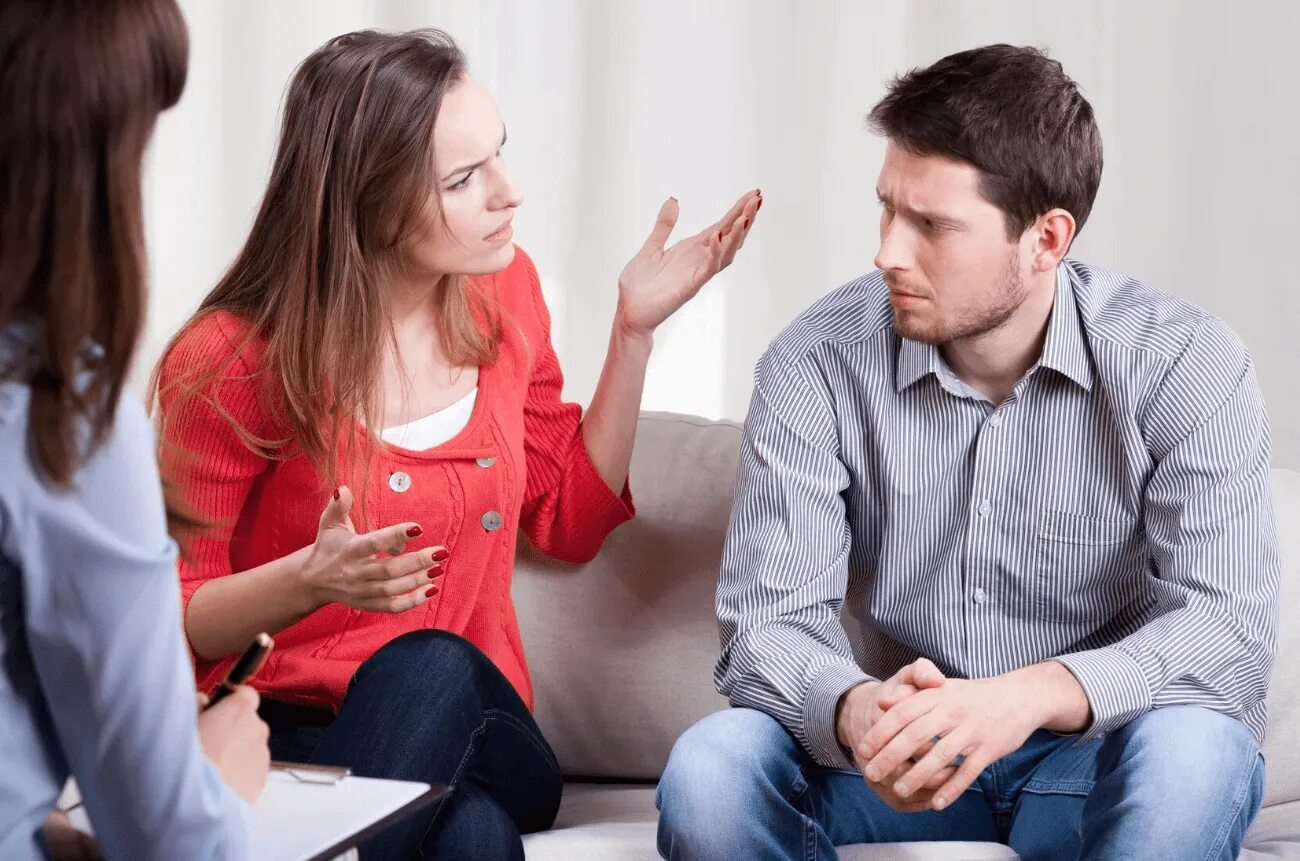 Семейный психолог. Семейное консультирование. Семейная пара у психолога. Психотерапия семейных конфликтов.