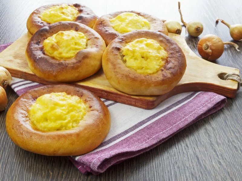 Шаньги шанежки. Картофельные шаньги. Шаньги с картошкой без дрожжей. Шаньги бурятское блюдо. Шаньги чье национальное блюдо.