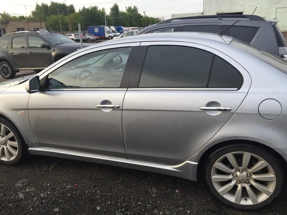 Молдинги под стеклами на мицубиси ланцер 10. Молдинг на двери lancer 10. Lancer x черный молдинг. Молдинг на митсубиси лансер 2007 артикул. Молдинги на лансер 10.