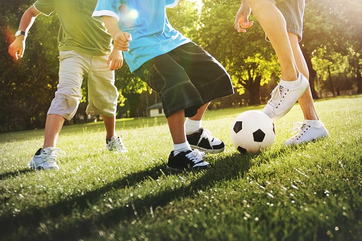 Спортивные дети. Дети играют в футбол на траве. Футбол на природе. Спортивные игры для детей.