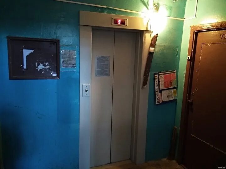 Лифт в 9 этажном доме. Грузовой лифт пб-053. Лифт севастополь. Старый лифт в 9 этажном доме. Фото лифта в подъезде 9 этажного дома.