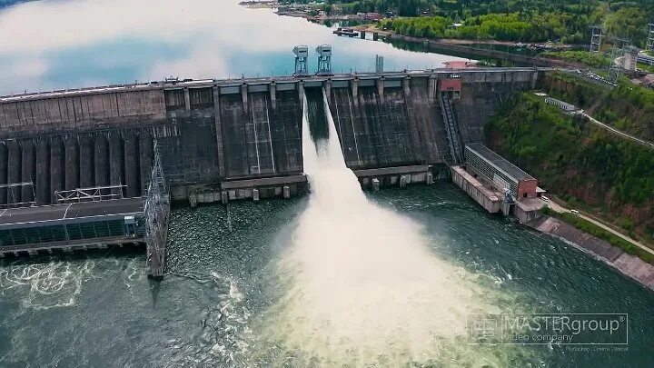 Сброс воды видео. Красноярская ГЭС водосброс. Сброс воды ГЭС Красноярск. Красноярск судоподъемник ГЭС. Сброс ГЭС Красноярск.