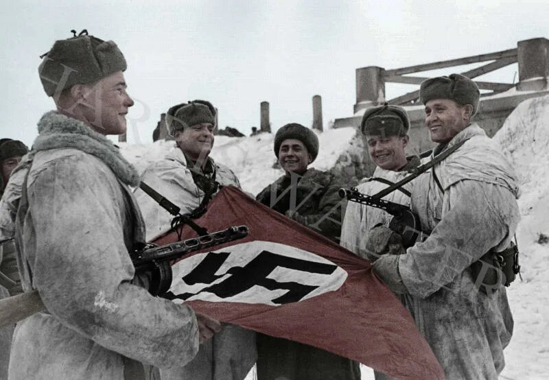 Советский солдат 1944 год. Разведчики РККА 1944. Советский солдат. Советский солдат с красным знаменем.