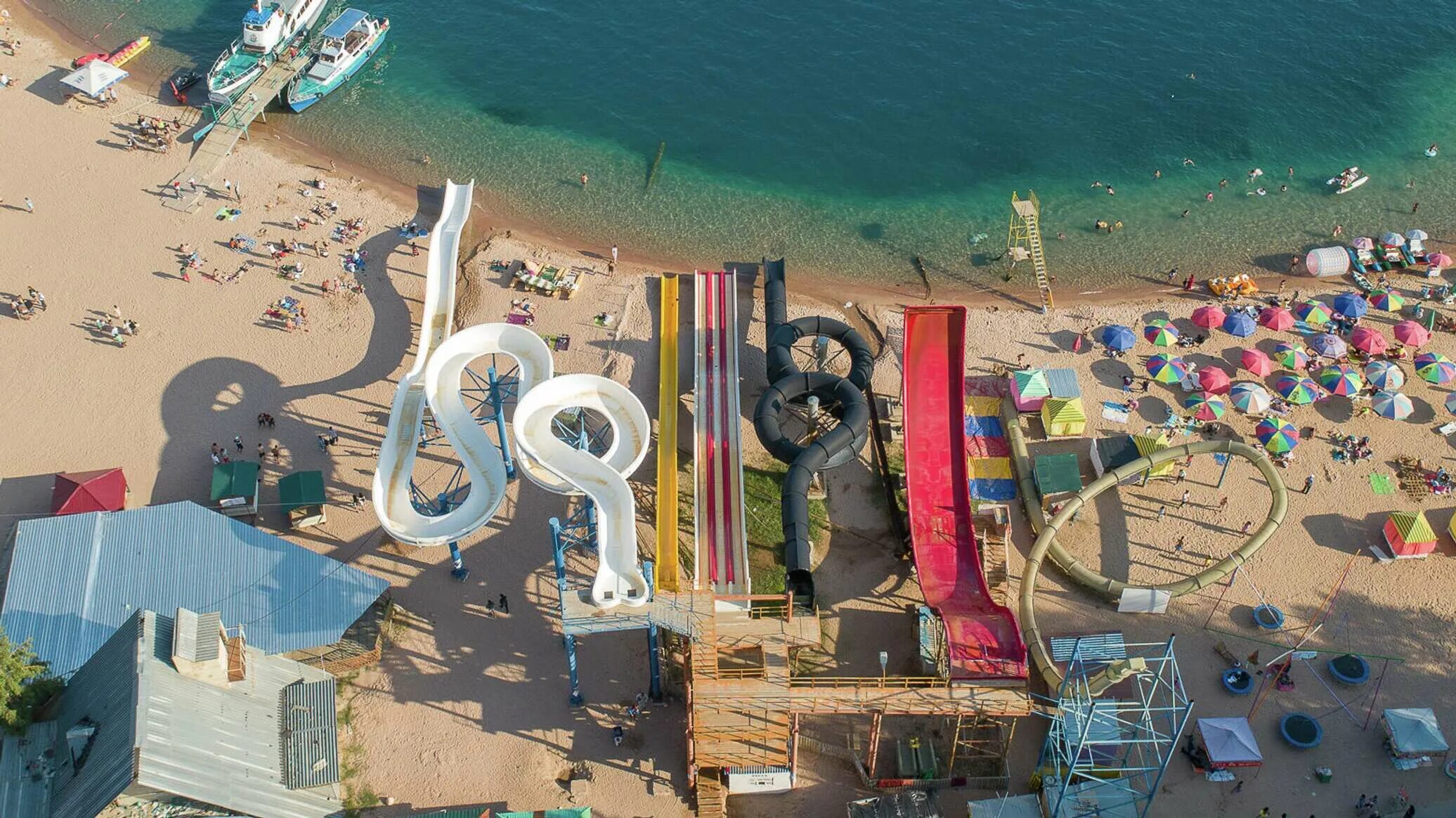 Золотые пески бостери. Золотые пески бостери аквапарк. аквапарк золотые пески иссык-куль. иссык-куль золотые пески 2025. бостери иссык куль.