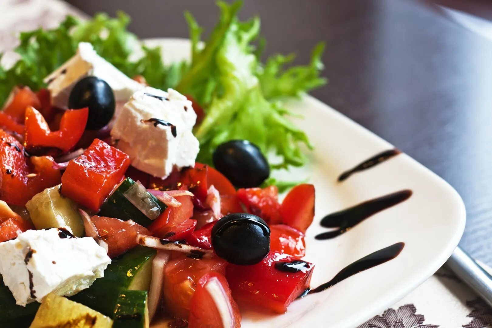 Греческий вкус. Греческий салат. Греческий салат в ресторане. Греческий салат в Греции. Соус для греческого салата.
