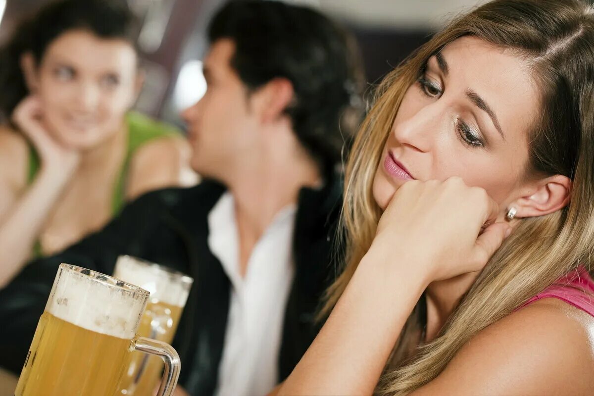 Парень флиртует с подругой. Общение мужчины и женщины. Фотосессия с несколькими мужчинами. Два человека на вечеринке. Женщина наблюдает.