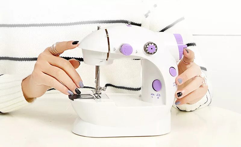 Мини швейная машинка Mini Sewing Machine. Портативная швейная машинка DH-202a. Швейная машинка электрическая с педалью. Портативная швейная машинка statpad. Самые лучшие мини швейные машинки