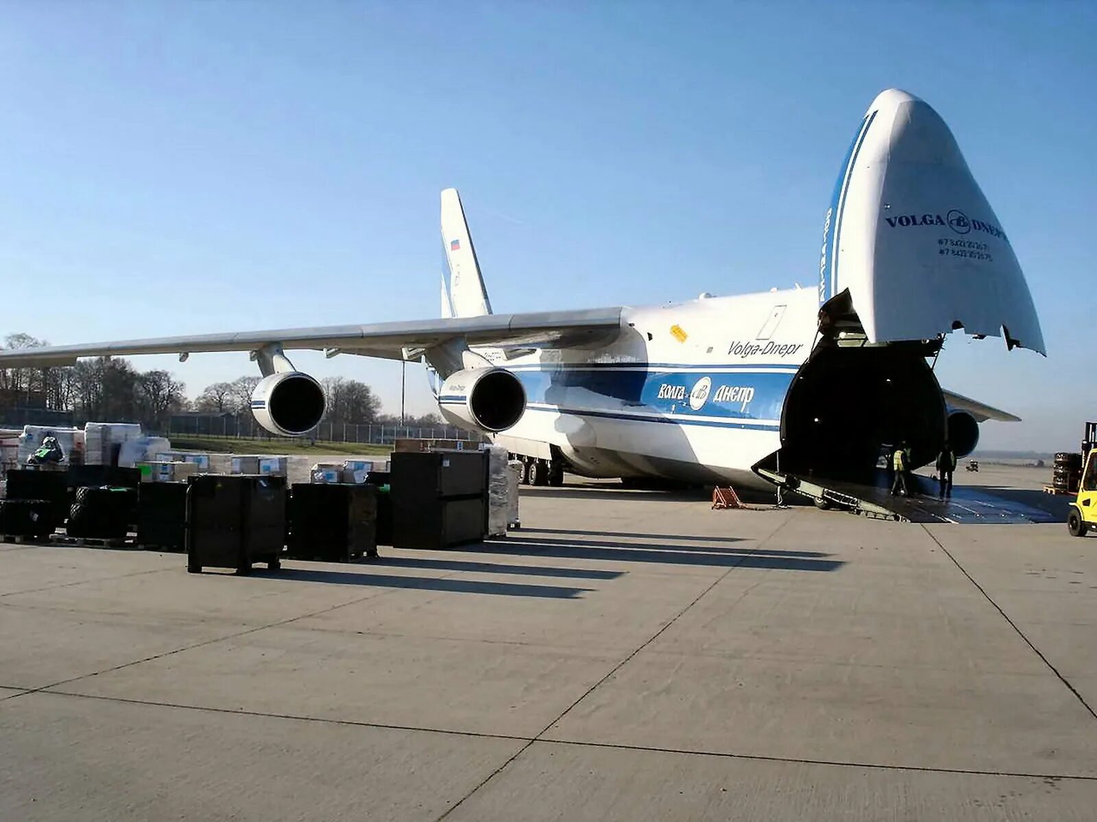 Ан 124 транспортный грузоподъемность. Грузовой ан 124. Грузоподъемность ан 124. Грузовой самолёт ан-124. Ан 124 100.
