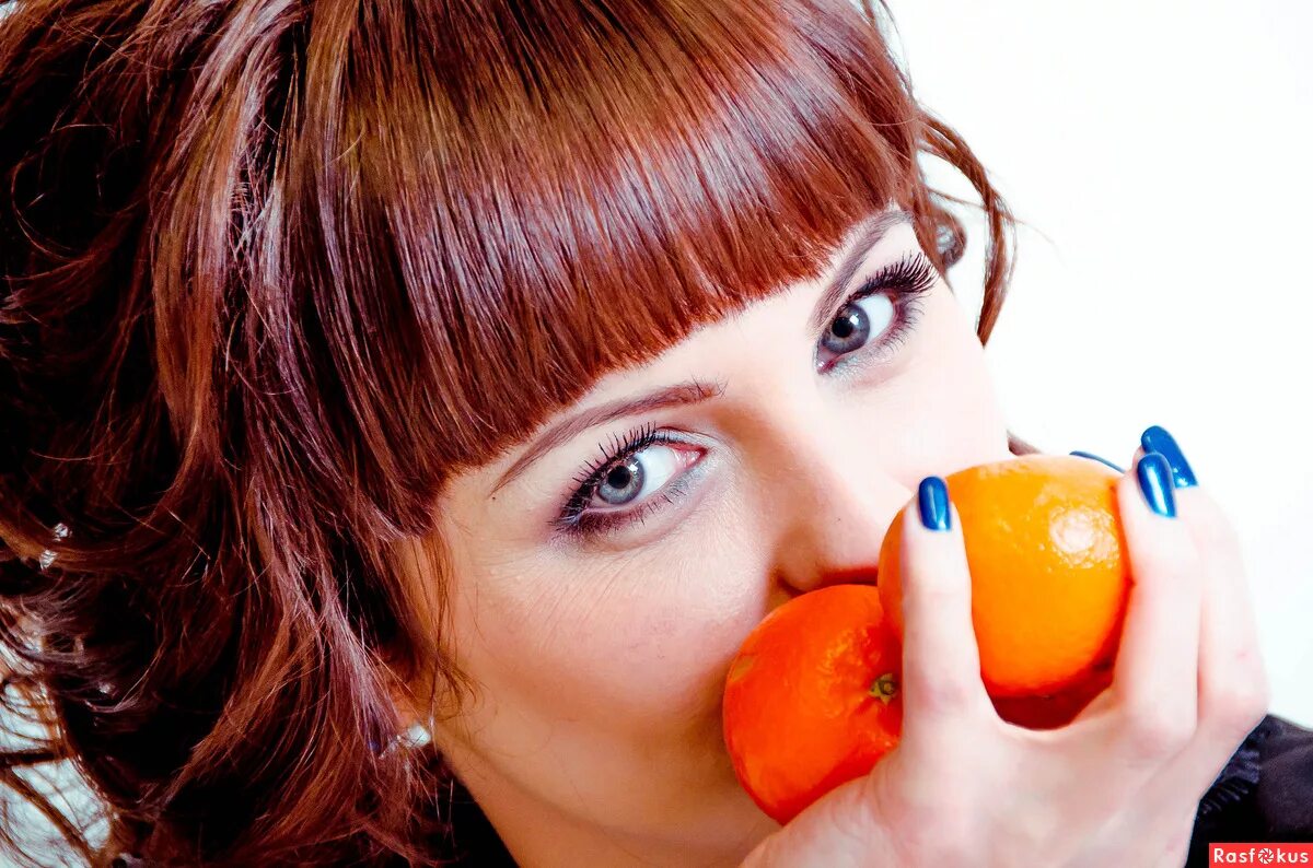 фотосессия с апельсинами. девушка воровала апельсины и поплатилась. фотосессия с апельсинами. девушка с лимоном. девушка с долькой апельсина.