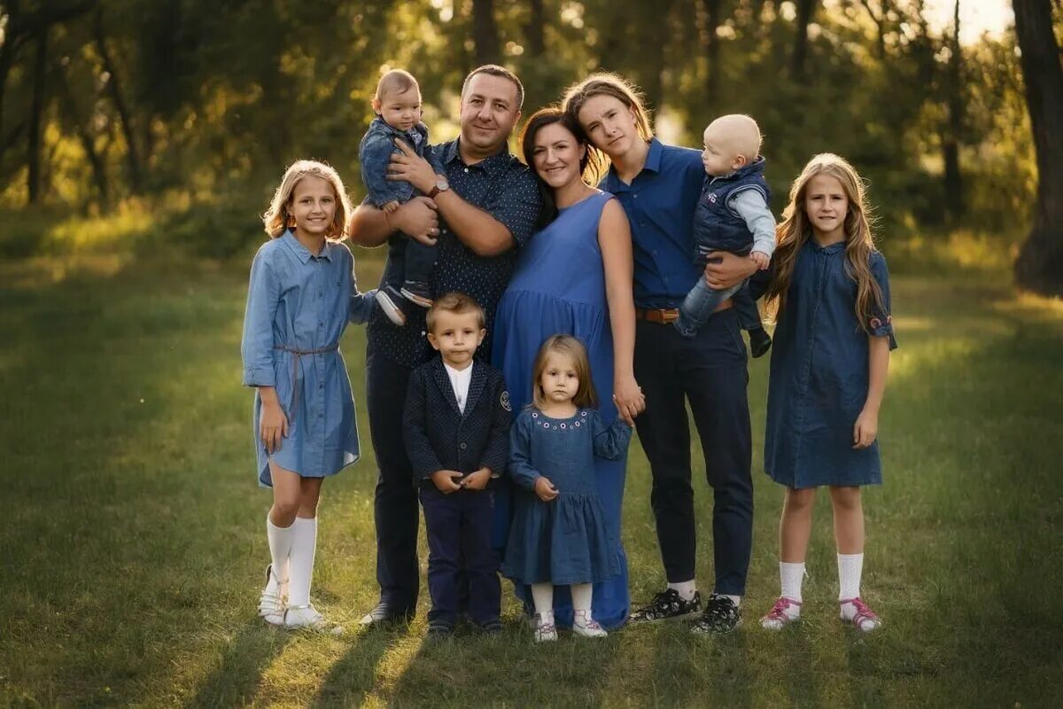 1 мальчик 5 девушки. Многодетная семья. Семья с пятью детьми. Большая семья. Семейные фотографии.