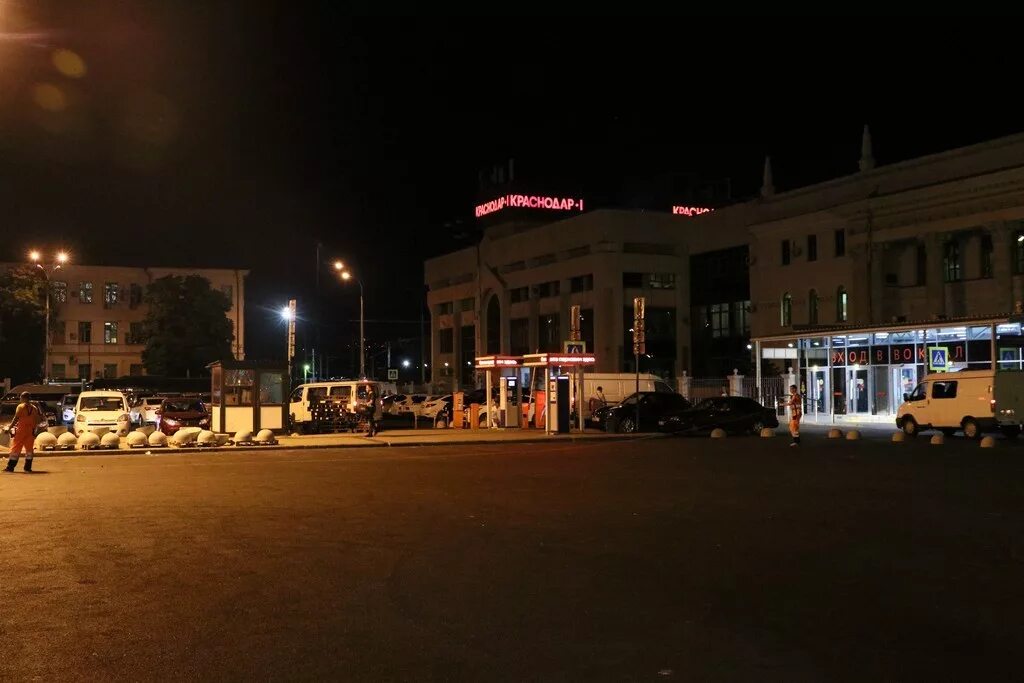 Автовокзал Краснодар 1 внутри. Вокзал Краснодар ночью. Краснодар-1 автовокзал ночью. Ночной вокзал Краснодар 1.
