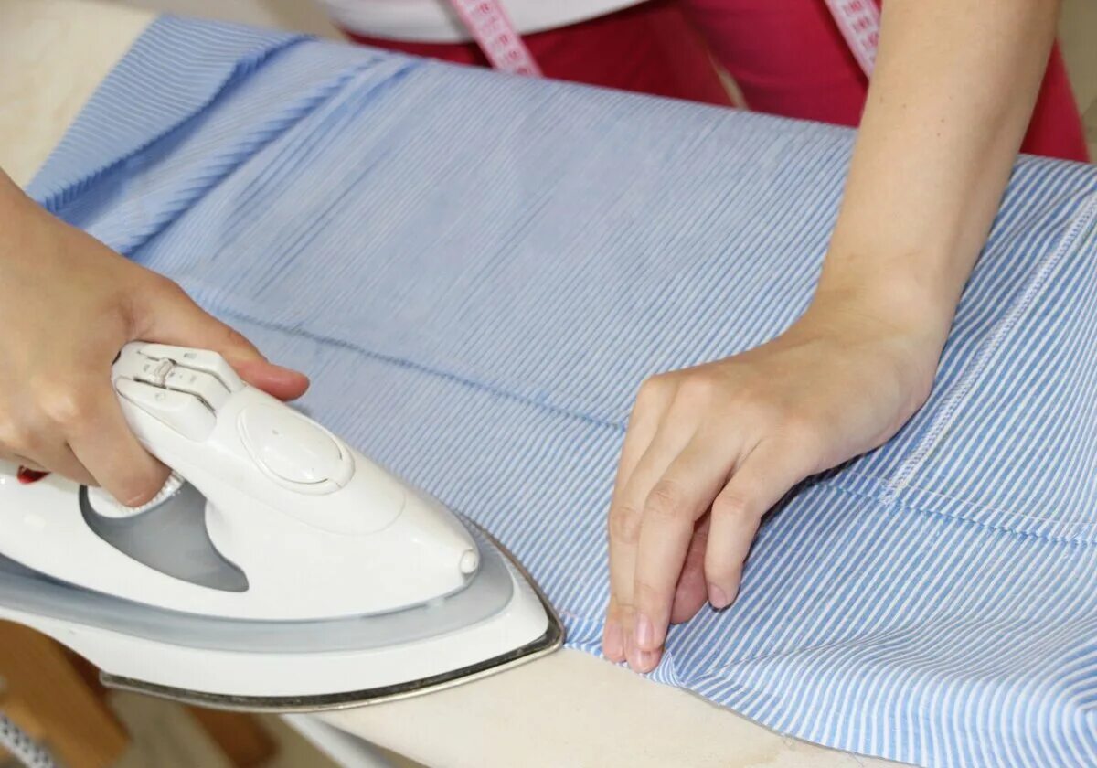 След от утюга на одежде. След от утюга на ткани. Прожег утюгом. Блеск на ткани от утюга. Глажка утюгом.