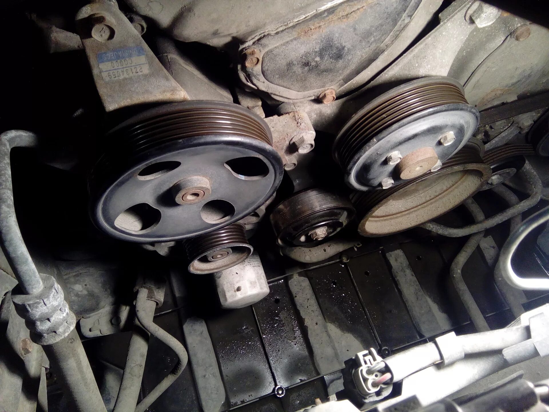 Приводной ремень рено логан. Как стоит ремень генератора. Ремень генератора рено к7м. Схема приводного ремня 1nz. Как стоит ремень генератора.