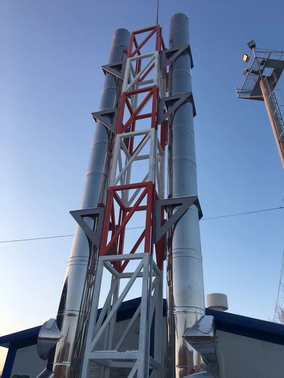 Фундамент дымовой трубы котельной высотой 12. Фундамент под мачту труб котельной 12м. Стальные дымовые трубы ду 630 крепление растяжек. Трехствольная дымовая труба. Дымовая труба ферменная конструкция.