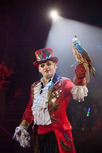 Птицы в цирке. Антон садоха цирк. Цирк никулина сокол. Алексей сокол садоха. Цирк анатолия сокола шоу.