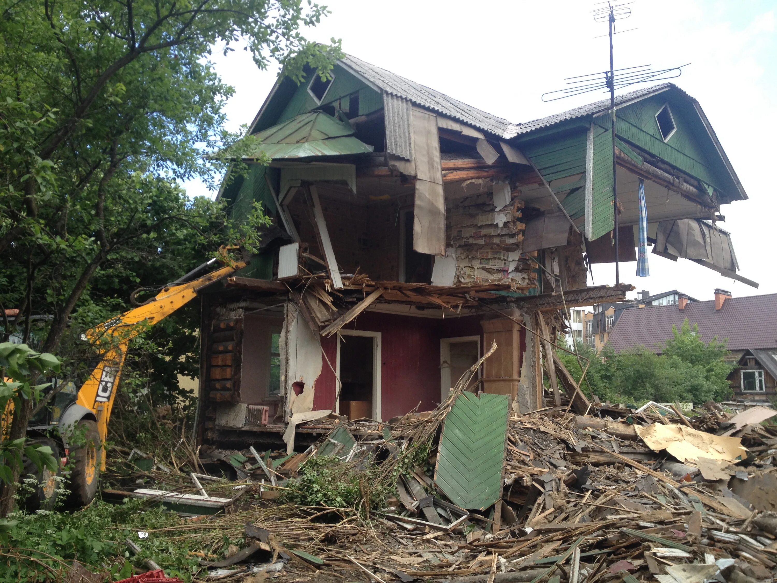 Сломанный дом. Демонтаж дачных домов. Разрушение дачных домов. Разрушенный дачный дом.