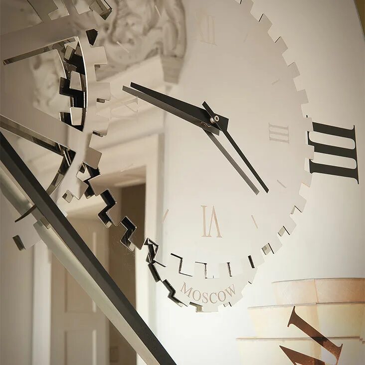 Часы и зеркало анализ. Часы Cattelan Italia. Кателлан Италия часы. Зеркальные часы. Часы на зеркале.