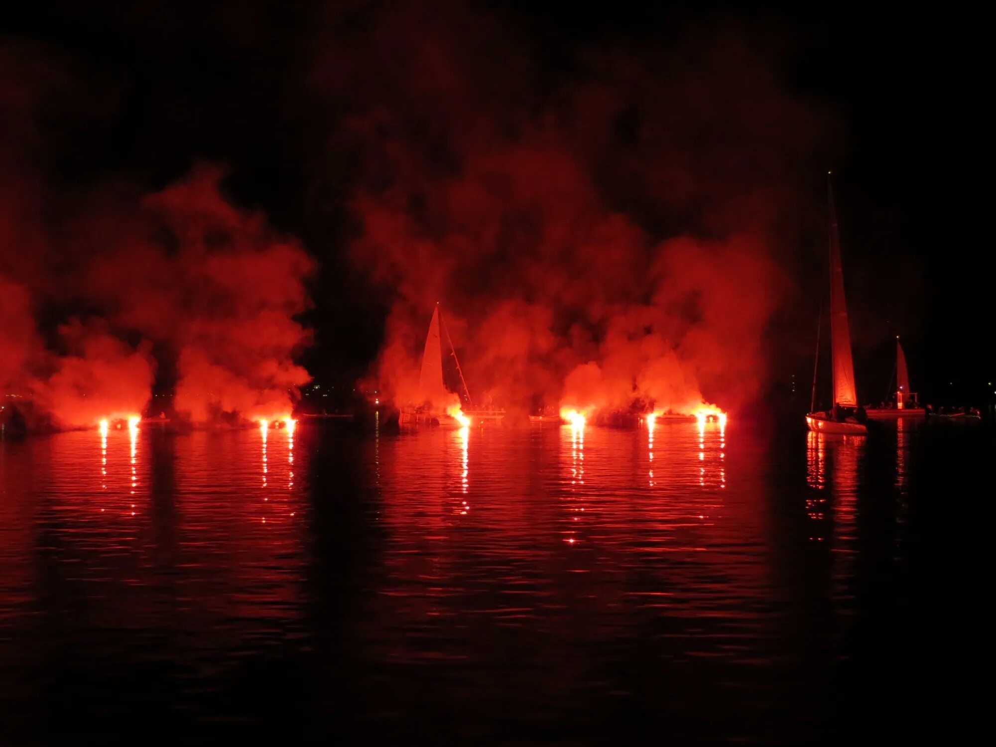 Вода горит. Огонь под водой. Огонь и вода. Огонь на воде в ночи. Отражение огня в воде.